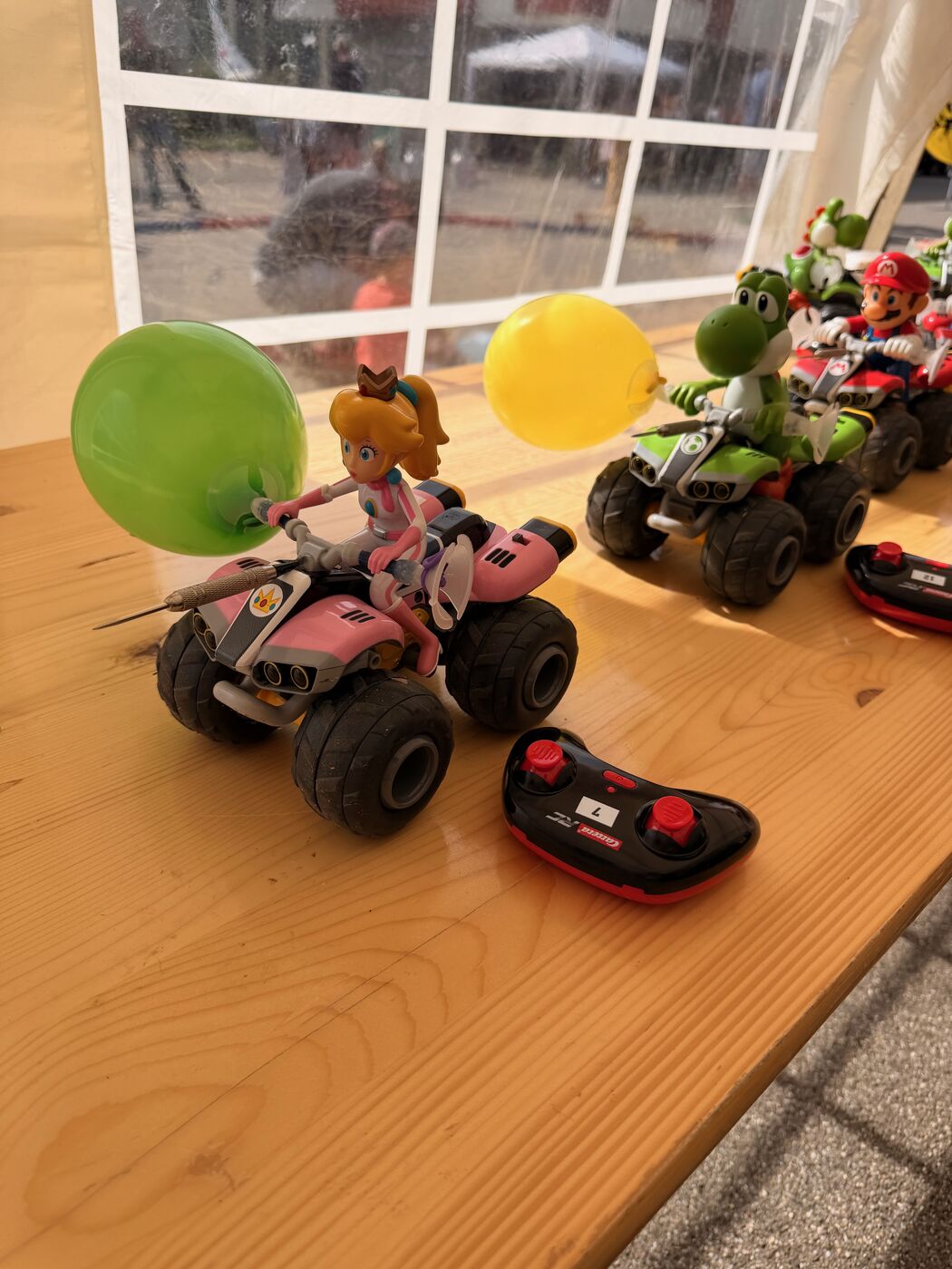 Quads mit grünem und gelbem Ballon, bereit zum Start