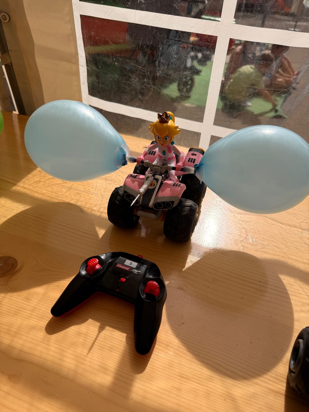 Quad mit zwei blauen Ballonen und Fernsteuerung Nummer 3